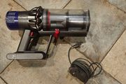 Dyson V10 sv12  man unit and charger
