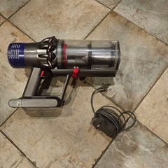 Dyson V10 sv12  man unit and charger