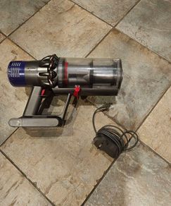 Dyson V10 sv12  man unit and charger