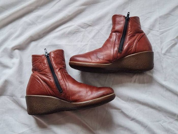 ecco  brown leather boots Size 4 eu 37 zip up in excellent condition