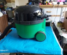 HENRY PET200-11 Vacuum Cleaner in excellent condition and very powerful suction, Green