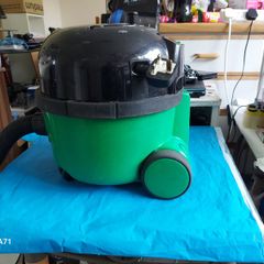 HENRY PET200-11 Vacuum Cleaner in excellent condition and very powerful suction, Green