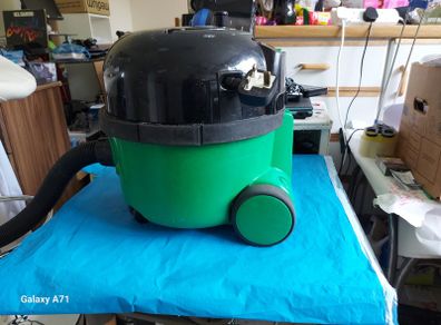 HENRY PET200-11 Vacuum Cleaner in excellent condition and very powerful suction, Green