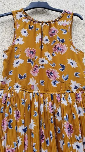 As New - Size 12 - Original Price 49.99 - A Beautiful QED London Dress - New Look - Keyhole Style Neckline - See Pictures - E