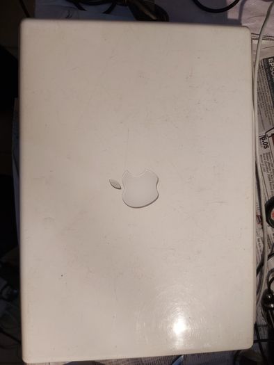 Vintage Apple MacBook, working fine and in reasonable condition for its age. No Charger