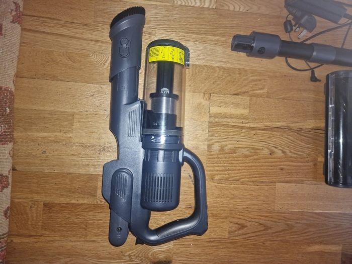 MUIZZY Bagless vacuum
