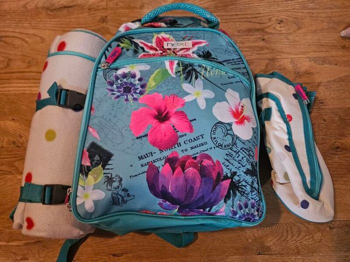 Next Picnic bag NEW with 4 person utensils, picnic blanket and wine carrier