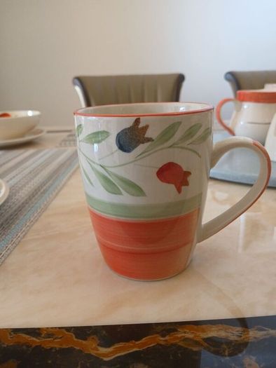 5 x mugs plus sugar bowl and jug