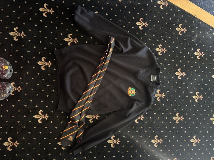 de la salle jumper and tie size M