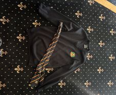 de la salle jumper and tie size M