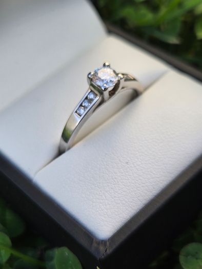 18ct White Gold Diamond Engagement Ring