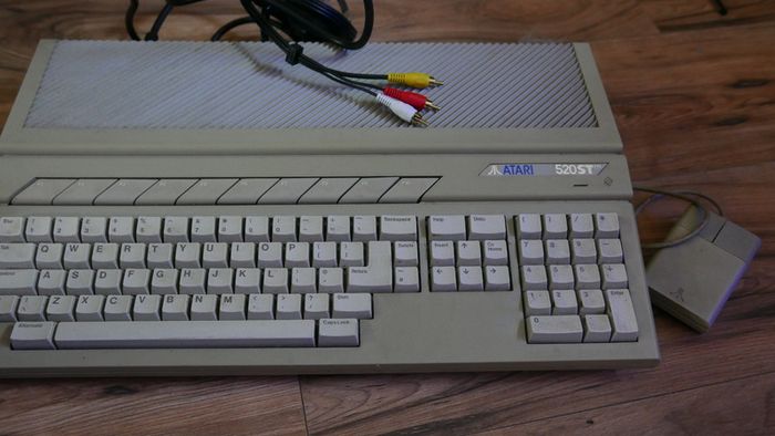 Atari 520st Video Game Keyboard Computer W Mouse  Desktop Vintage (works Well)