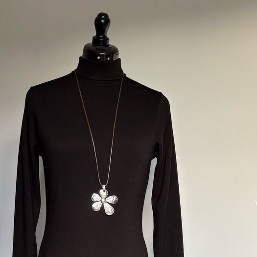 Silver daisy pendant