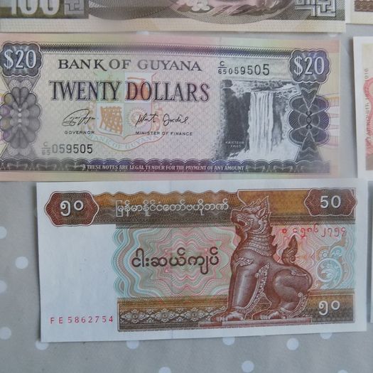 Lot of 12 Uncirculated World  Banknotes.No 15.