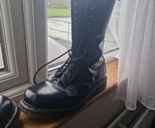 14 hole docs hardley worn size 9