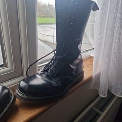 14 hole docs hardley worn size 9