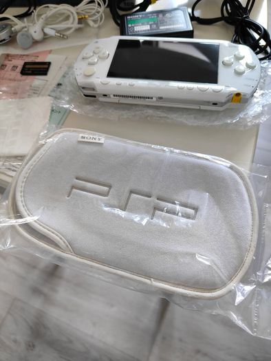 PSP1000 Ceramic White Giga Pack Japan, 2005 Near Mint, Boxed, Complete Set