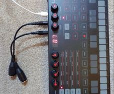IK Uno Multimedia Synth
