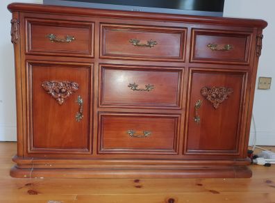 Chest of drawers