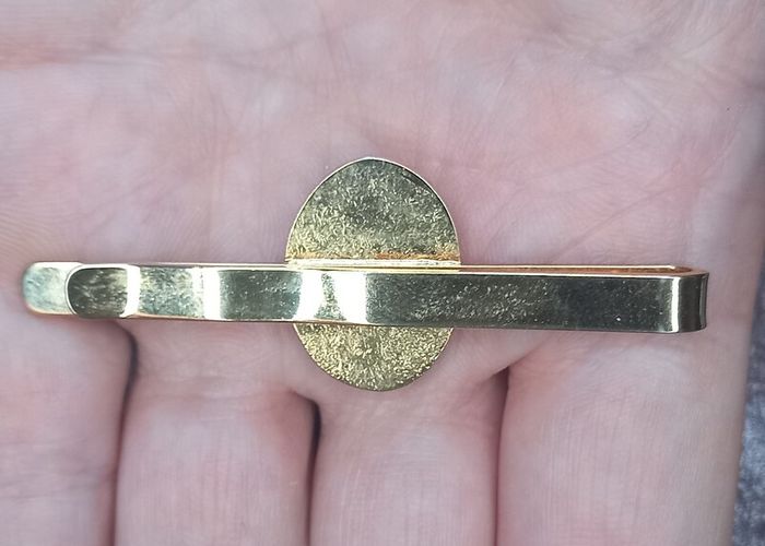 Vintage jewelry is sold individually for 5 to 10 euros