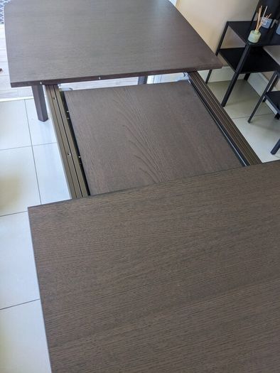 Extendable kitchen table