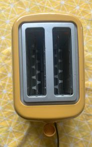 De'Longhi Active Line 2-Slice Toaster (Model CTLAP2203Y) in yellow