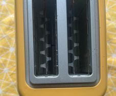 De'Longhi Active Line 2-Slice Toaster (Model CTLAP2203Y) in yellow