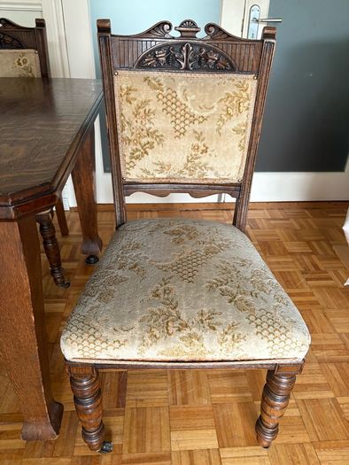 Antique extendable oak table and 4 carved oak chairs