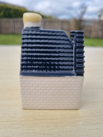 Collectible ceramic miniature of Dutch house no. 87 by KLM