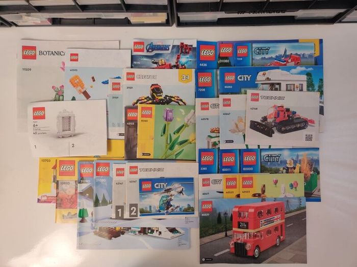 Lego Instruction Books in very good condition. Technic, City, Ninjago