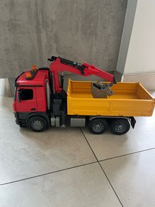 BRUDER grab truck with crane