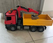 BRUDER grab truck with crane