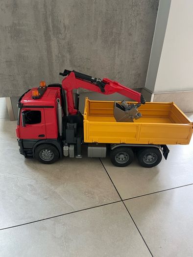 BRUDER grab truck with crane