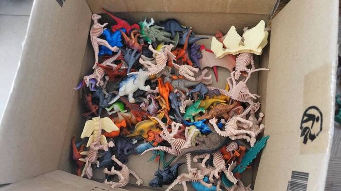 dinosaur truck & dinos