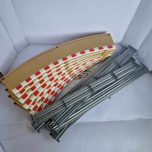 Scalextric C8228: 8x New Radius 2 Outer Borders & Barriers  (R2)