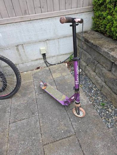 Kids' scooters