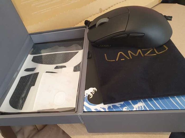 Lamzu Atlantis Mini 49g  Ultra light Gaming Mouse + Sapphire Skates upgrade