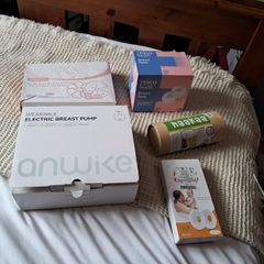 breastfeeding bundle. Breast pump
