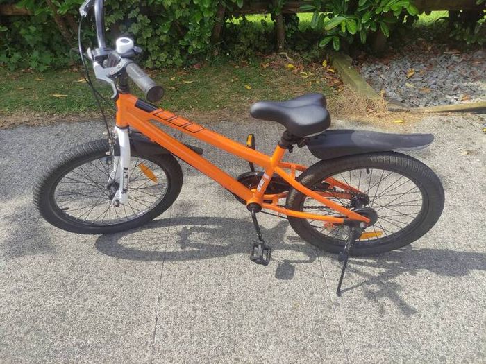 Kids Bike "royal baby" freestyle 20" would suit ages 6 to 9