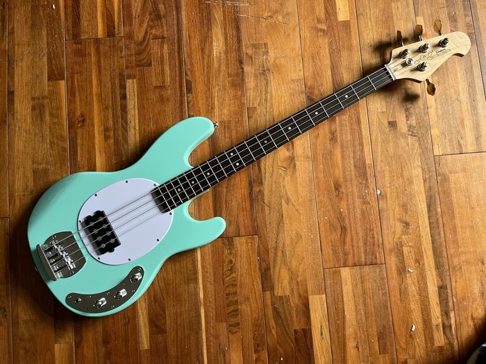 J&D Stingray Style bass