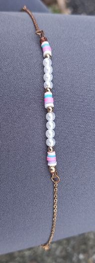 Vintage jewelry is sold individually for 5 to 10 euros