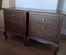 2 bedside lockers