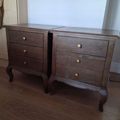 2 bedside lockers