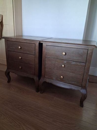 2 bedside lockers