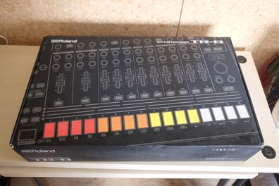 Roland TR-8