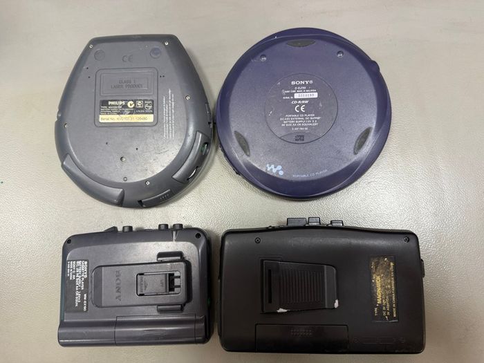 2 x walkman  and 2 x Discman