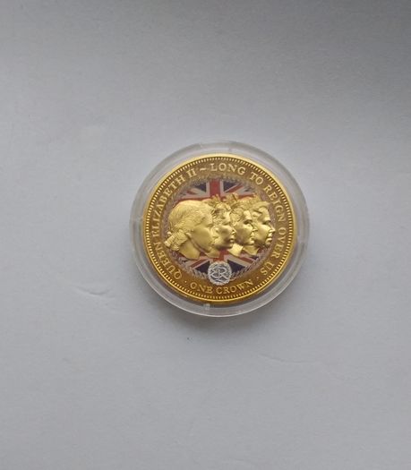 Queen Elizabeth II , " Long To Reign Over Us " 2015 Limited Edition Golden Crown