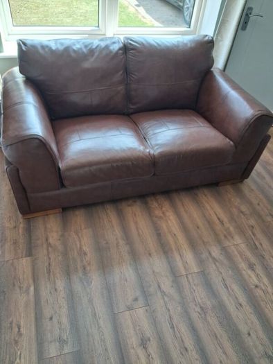 3+2 seater brown leather couch. Nice condition.