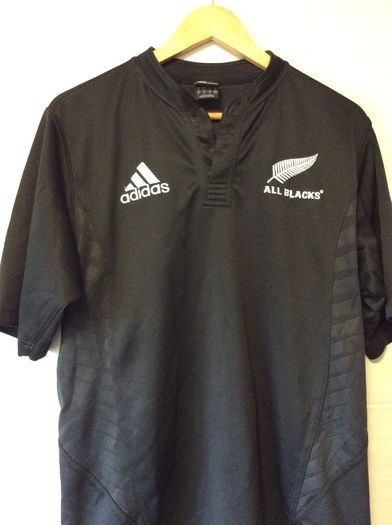 All Blacks Jersey.  Official New Zealand All Blacks Mens Home Jersey. Authentic Original Adidas No Sponsor Jersey From Year 2007..Not A Modern Day Remake.