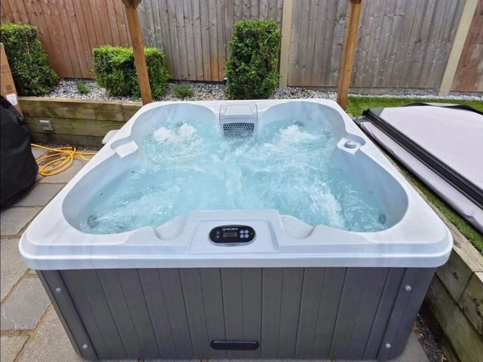 New 4-5 Person Hot Tubs